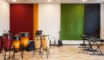 fraster, filt, felt cover, rumafskærmning, roomdivider, akustik, uld filt, inspiration, design, indretning, afskærmning, filtgardin, anne trolles skole